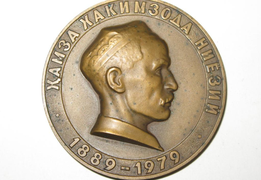 ҲАМЗА ҲАКИМЗОДА НИЁЗИЙНИНГ ТУРКИСТОН МУХТОРИЯТИ ҲУКУМАТИГА МУНОСАБАТИ